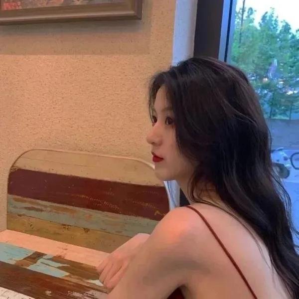 红衣小女孩